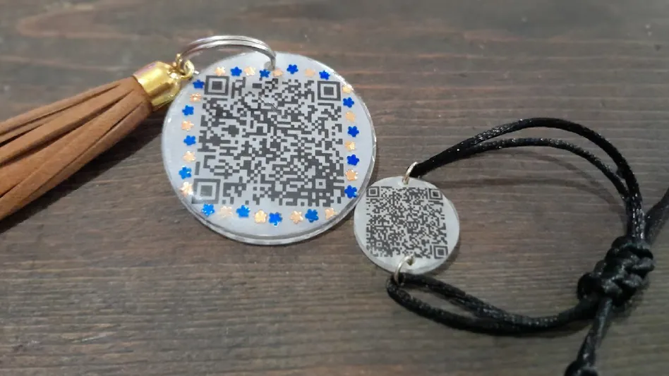 pulseras-llaveros-acrilico-codigo-qr