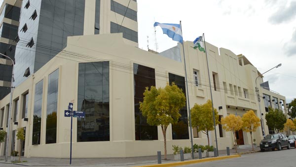 Impulsan el uso exclusivo de banderas oficiales en edificios públicos de Río Negro