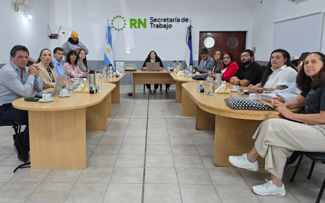 Buscan obligar por ley la presencia del titular de Educación en las paritarias docentes