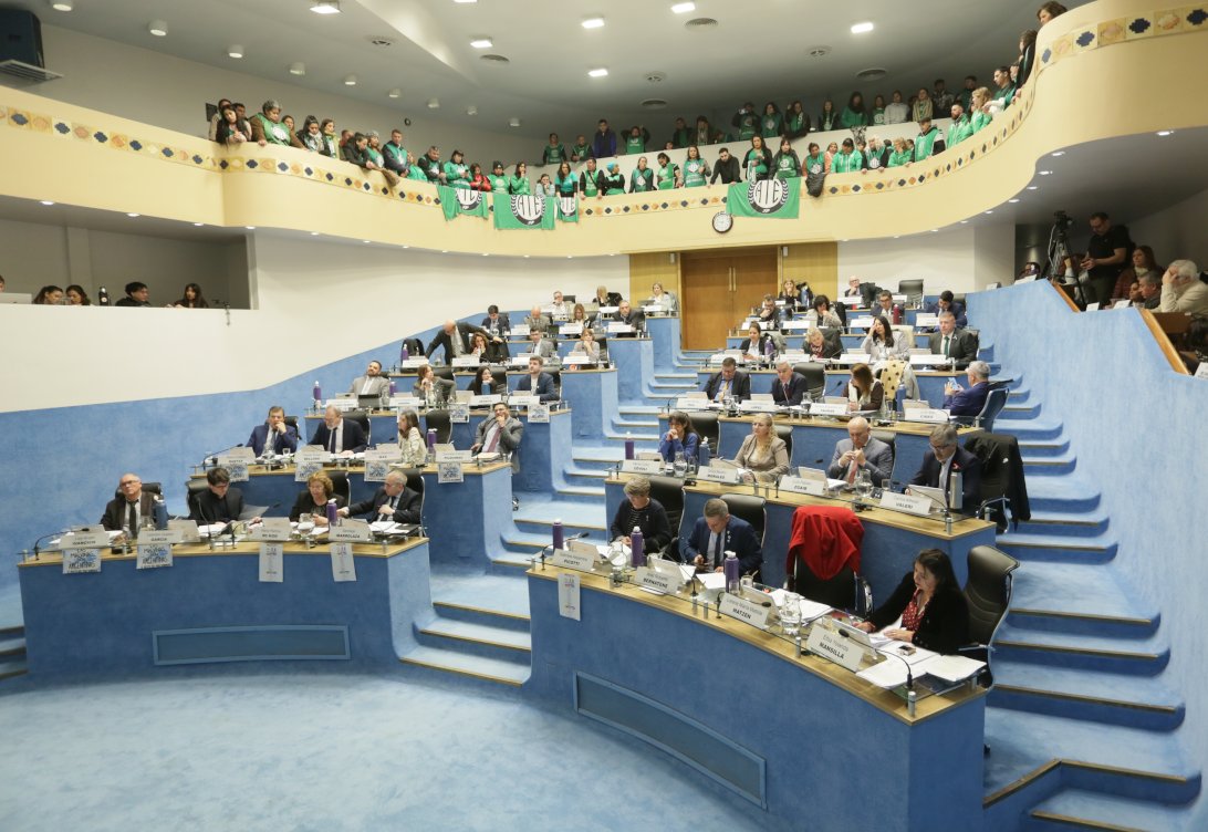 Sancionan ley que otorga beneficios a docentes arraigados o formados en Río Negro